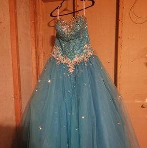 Beautiful blue dress perfect for any event you got